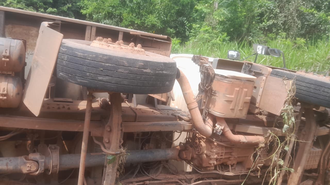 Motorista morre após caminhão cair em ribanceira na BR-230, em Novo Repartimento