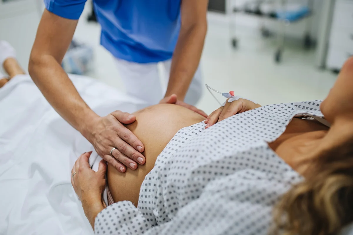 Mulher dá à luz um bebê após ser internada com “apendicite”