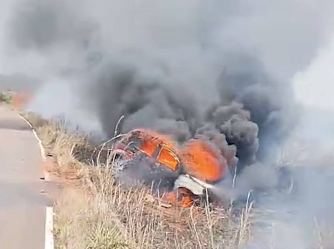 Carro pega fogo na PA-415, entre Vitória do Xingu e Altamira