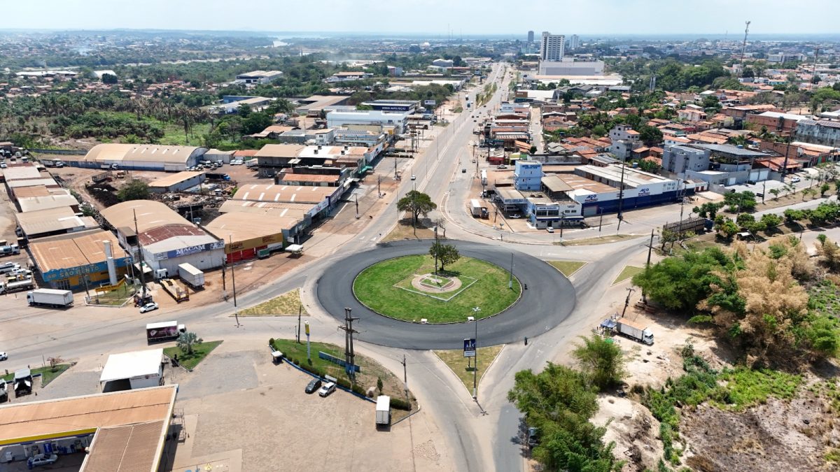 Rotatória do KM 06 recebe recapeamento noturno após alargamento da via em Marabá