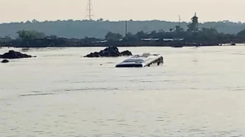Vídeo: ônibus de turismo cai no rio Tocantins e deixa um morto