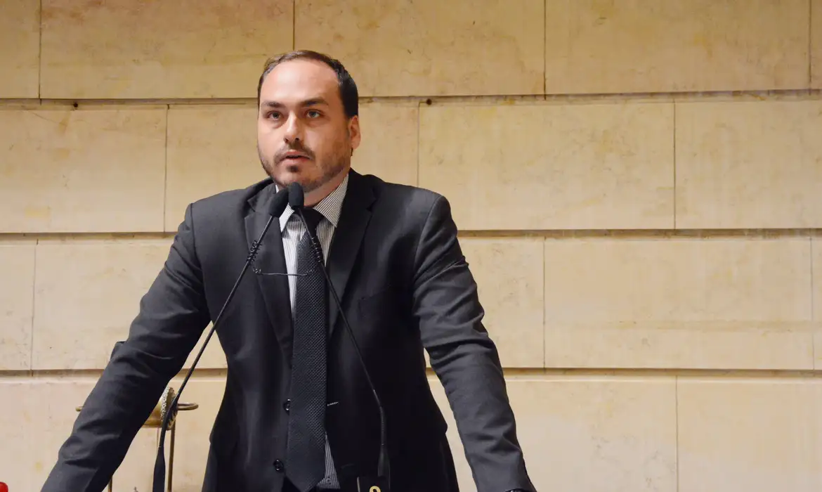 Carlos Bolsonaro anuncia disputa ao Senado por Santa Catarina em 2026