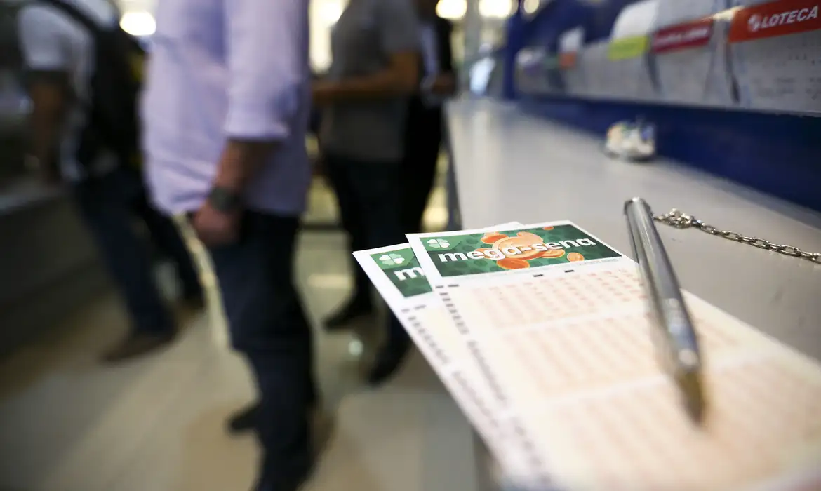 Mega-Sena acumula e prêmio principal vai para R$ 12 milhões