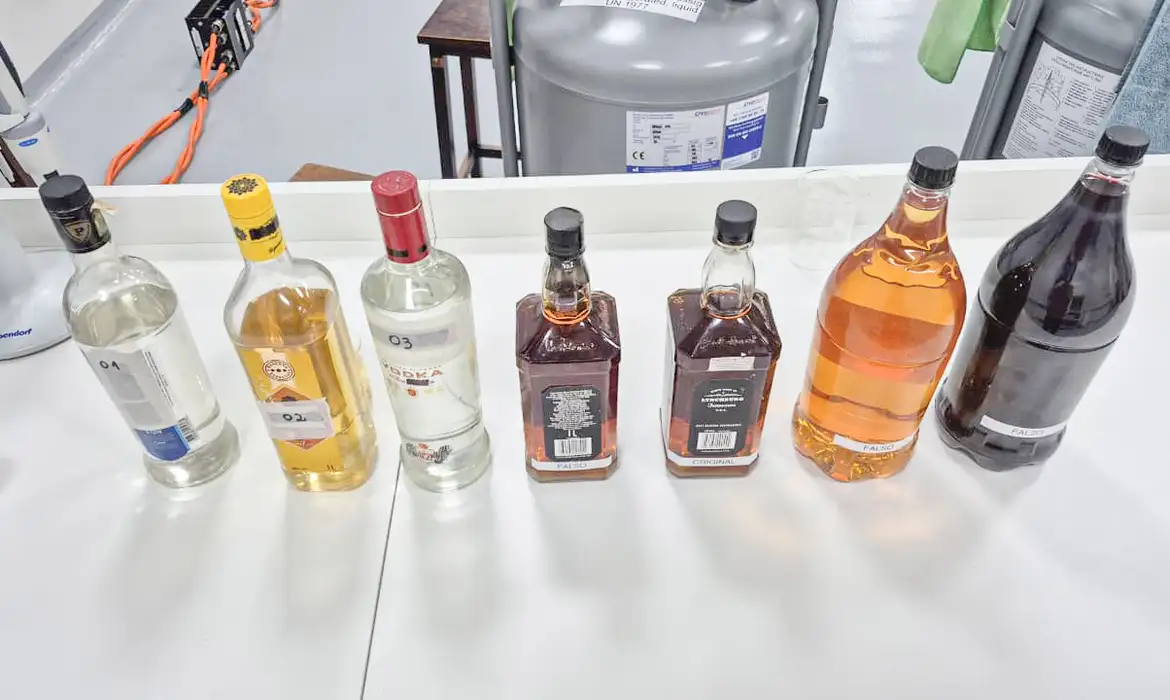 Fábrica clandestina de bebidas usava etanol adulterado de postos