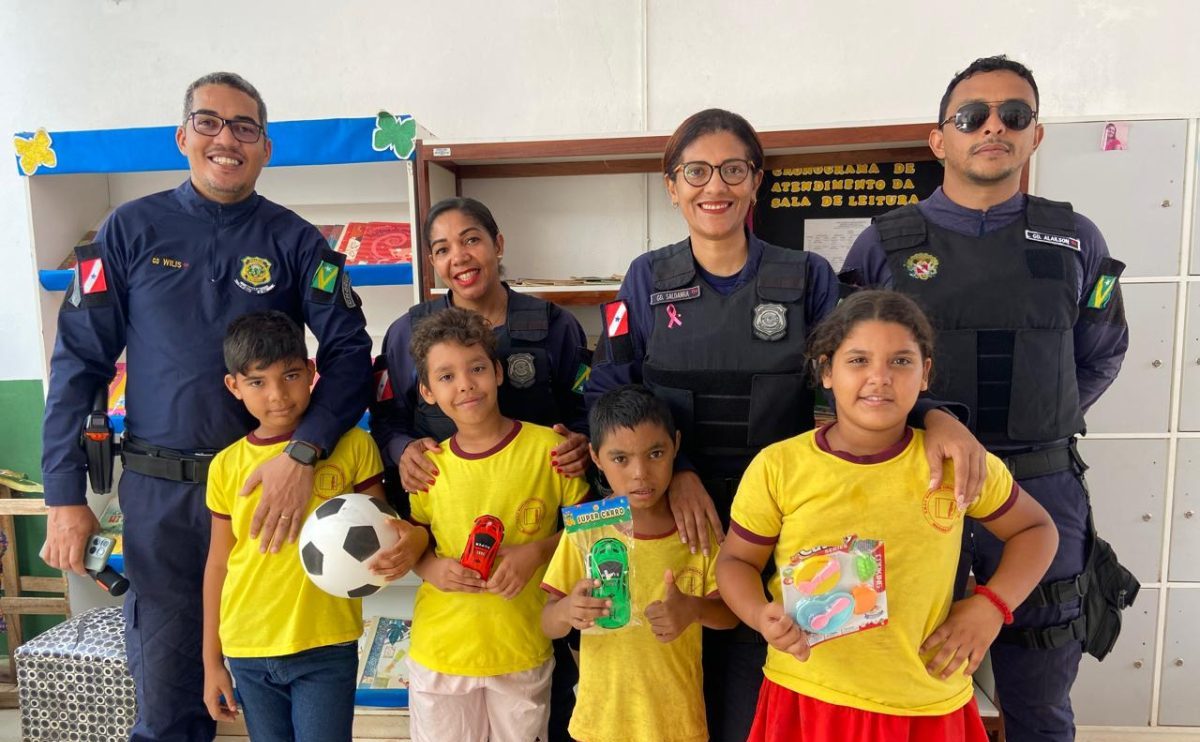 Patrulha Maria da Penha entrega brinquedos a crianças do bairro Nossa Senhora Aparecida