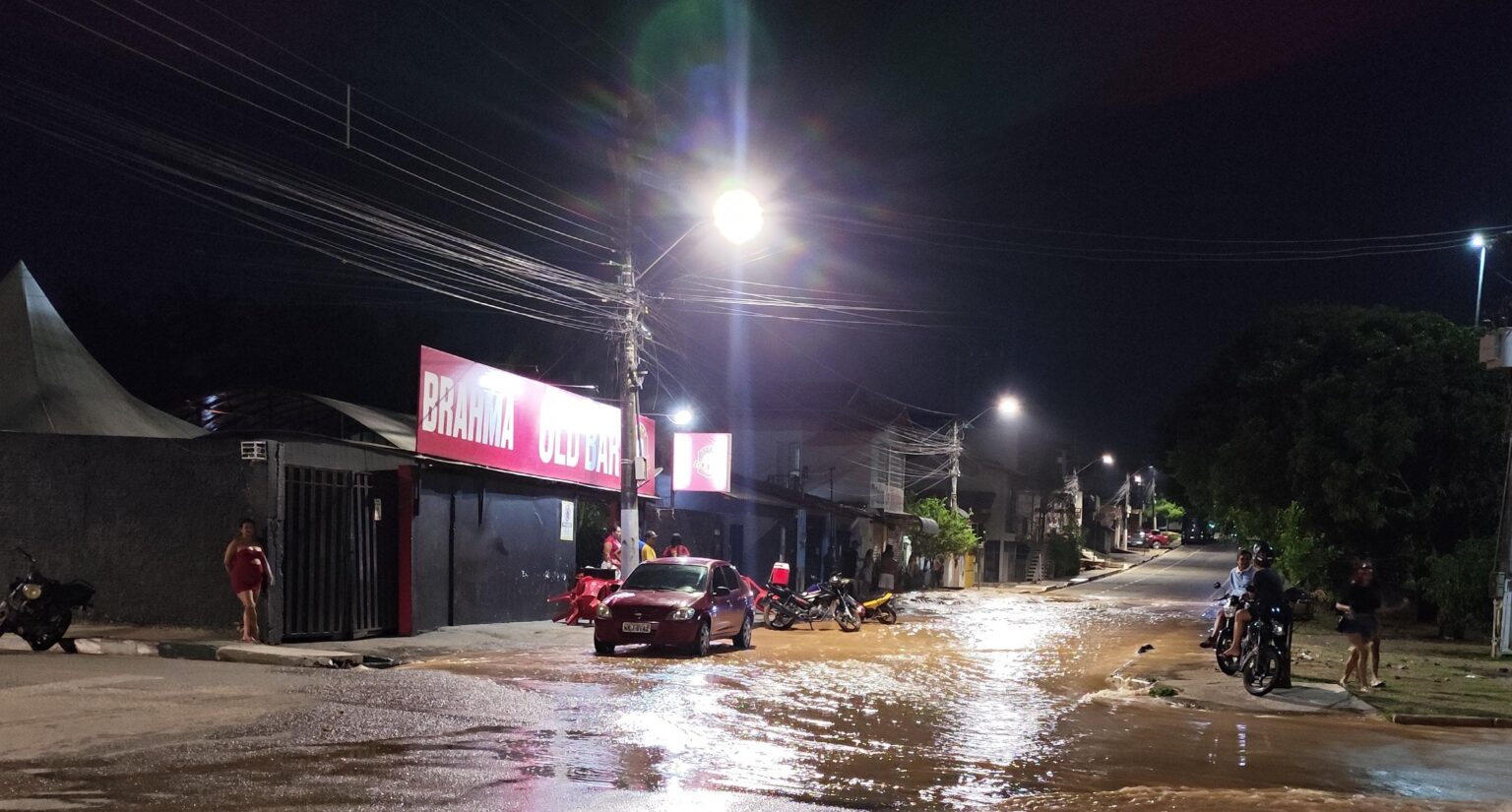 Cano principal estoura e deixa bairros de Marabá sem água