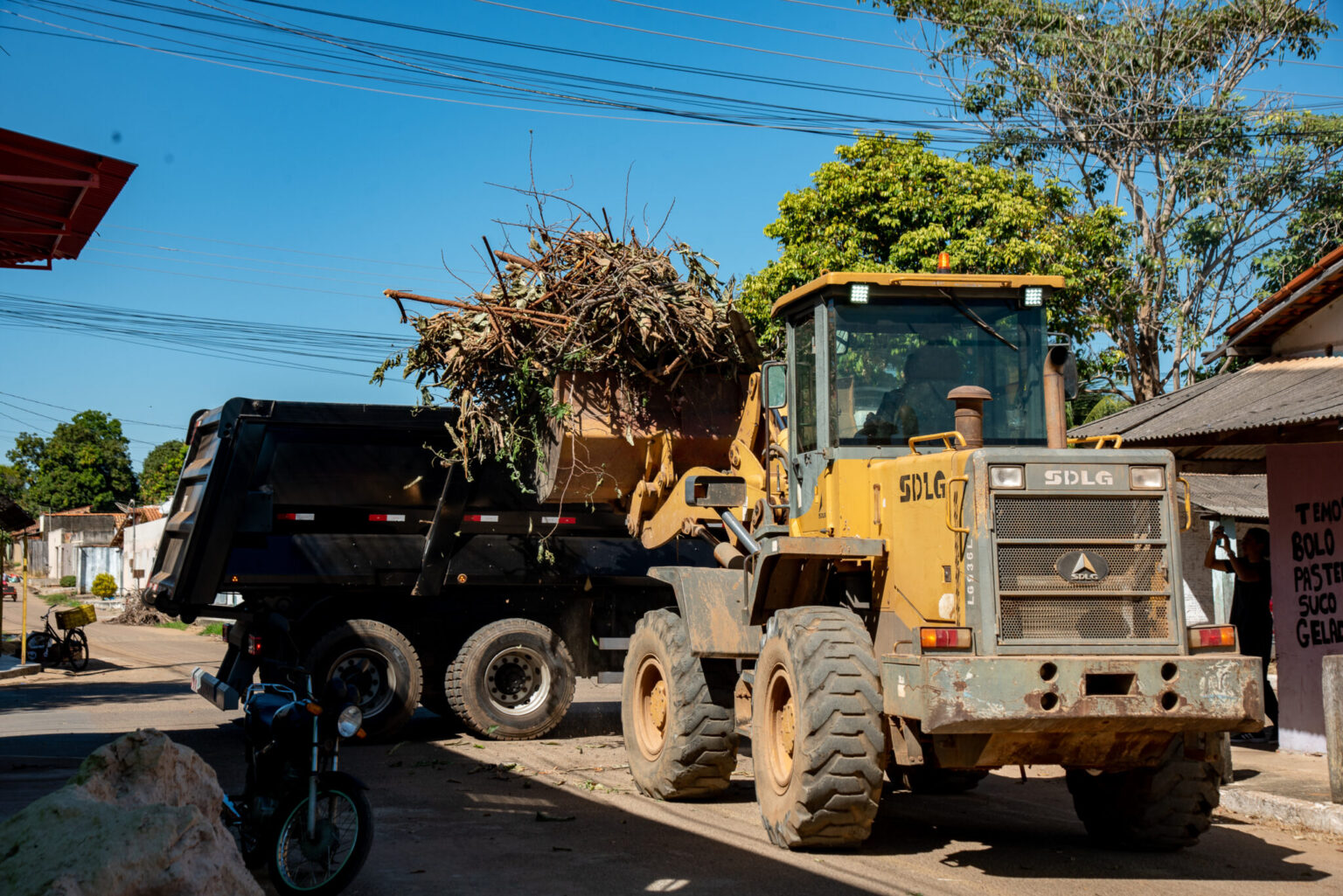 Prefeitura de Parauapebas lança mutirão de limpeza no bairro Maranhão para recolher entulhos