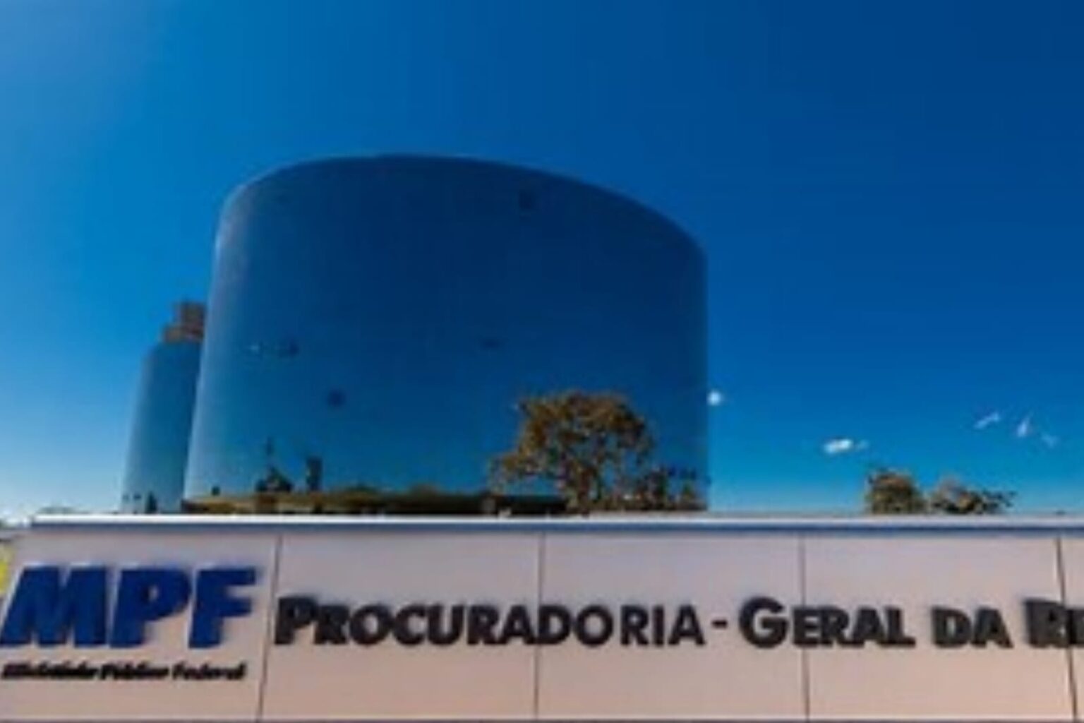PGR manda investigar servidores que criticaram penduricalho milionários
