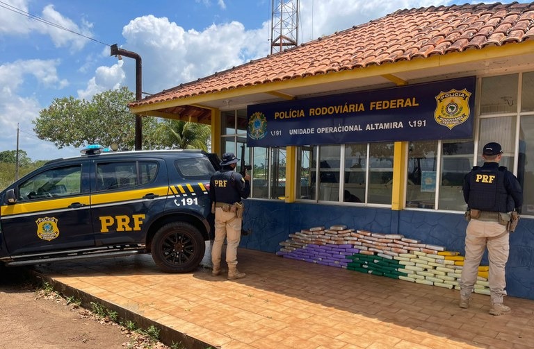 PRF apreende 145 quilos de drogas escondidas em fundo falso de caminhão na BR-230