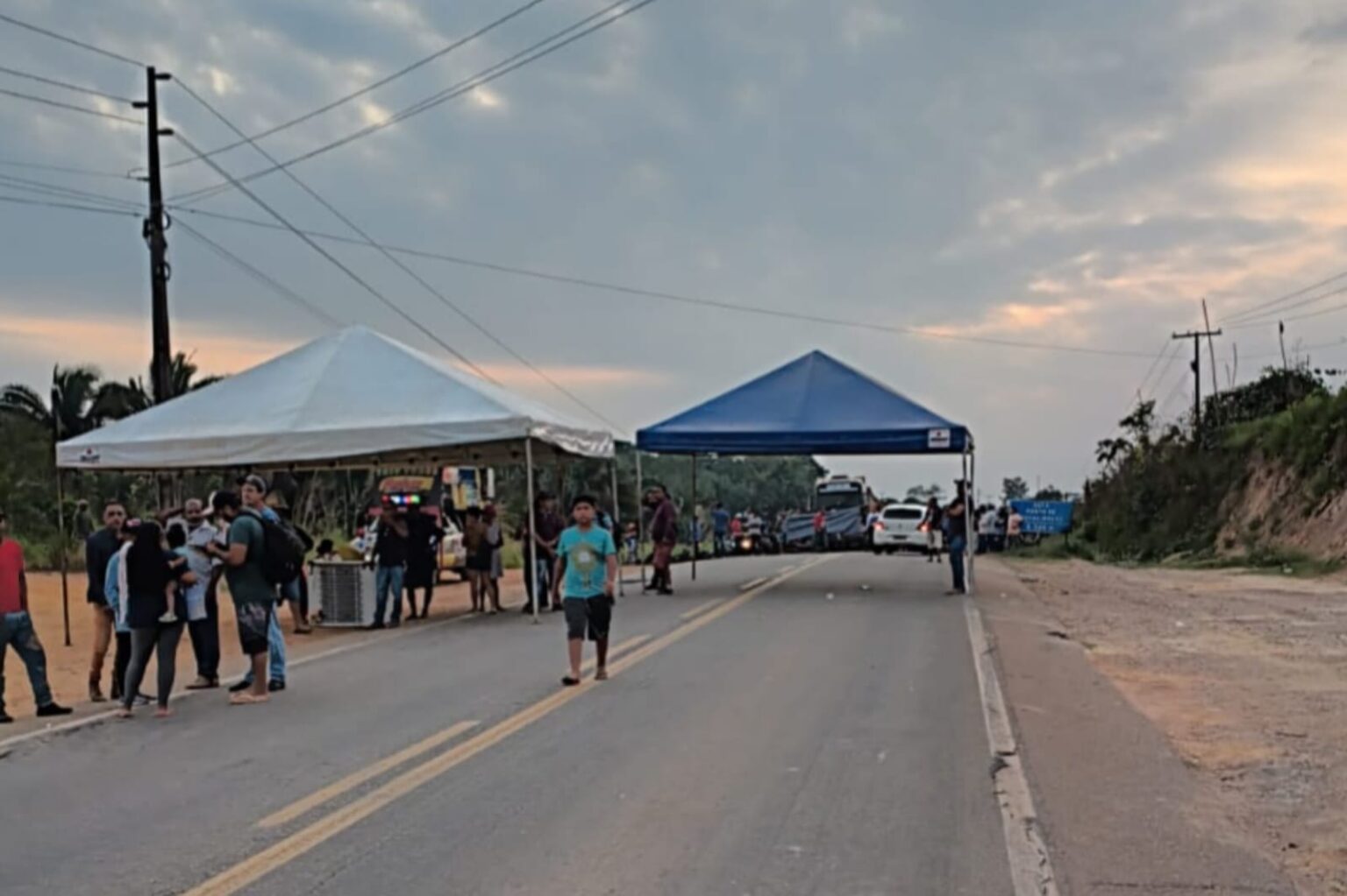 BR-230 é bloqueada por moradores contrários à desocupação da Fazenda Landi, na zona rural de Marabá