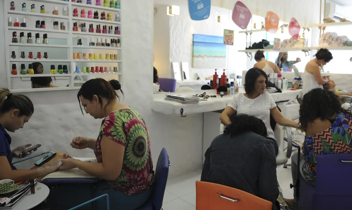 Anvisa proíbe duas substâncias utilizadas em produtos para unhas