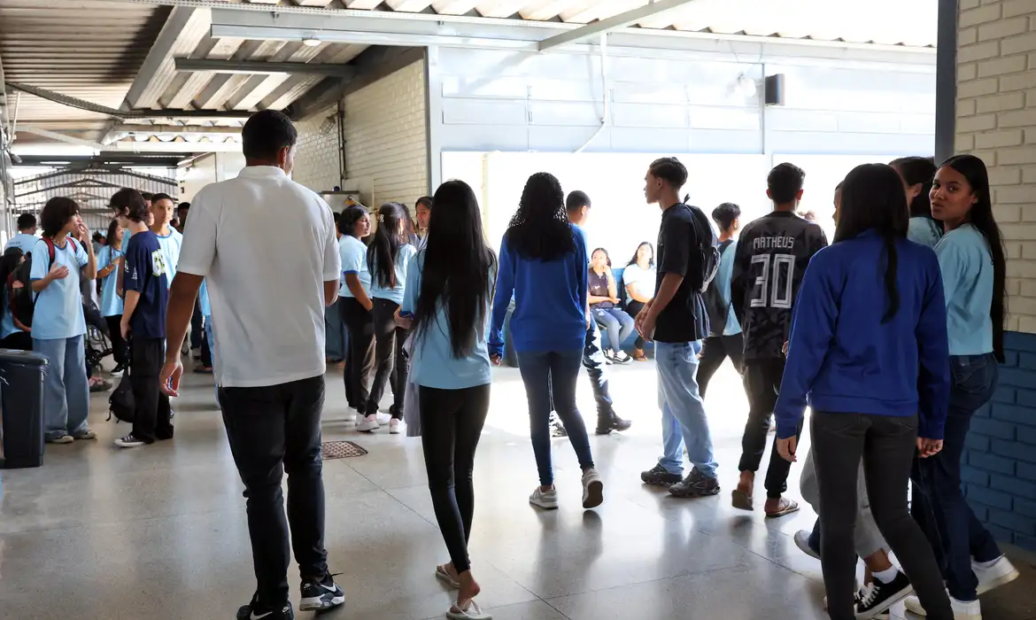 Estudantes do Pé-de-Meia já podem escolher como investir benefício pelo aplicativo Caixa Tem