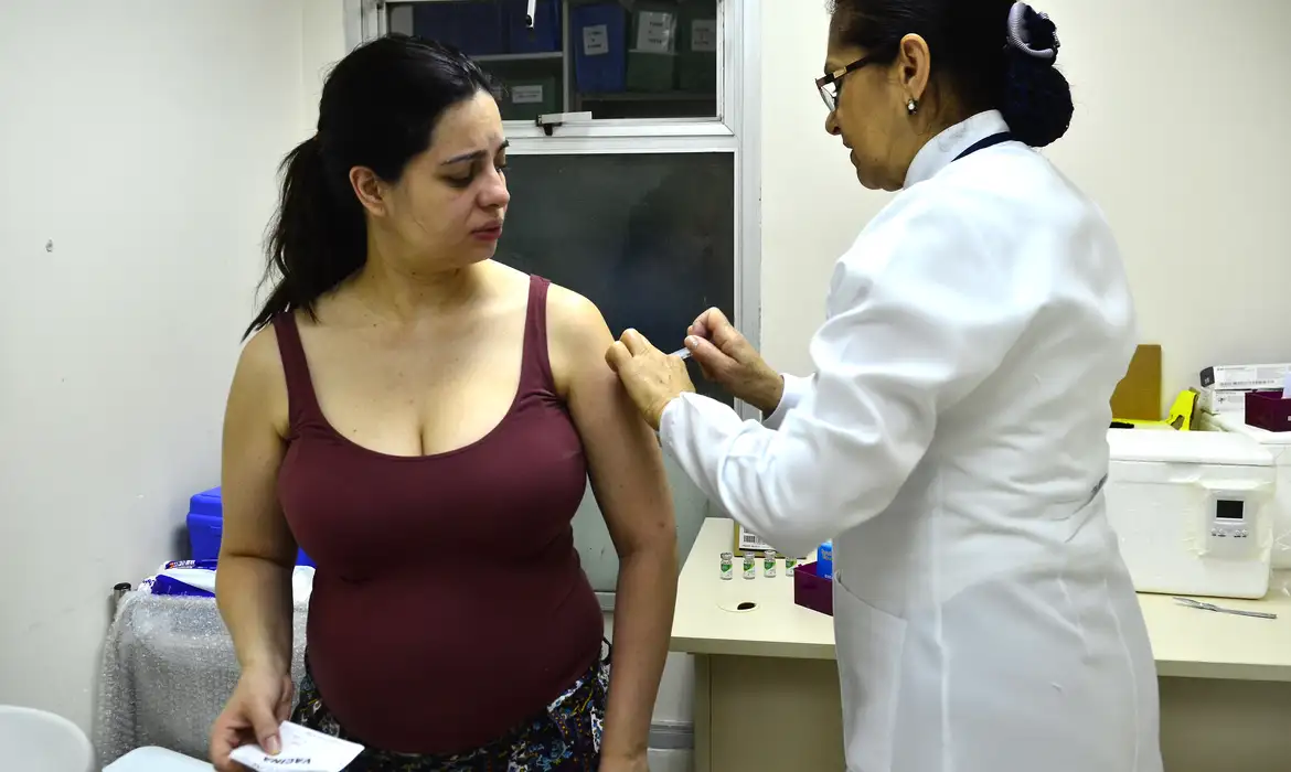 Saiba como será oferta de vacina que previne bronquiolite em bebês