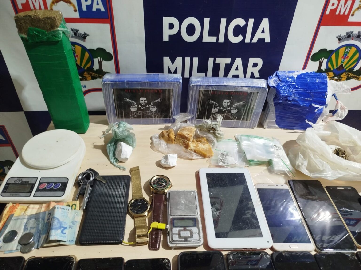 Dois irmãos e a mãe acabam presos após denúncia revelar esquema de tráfico em Marabá