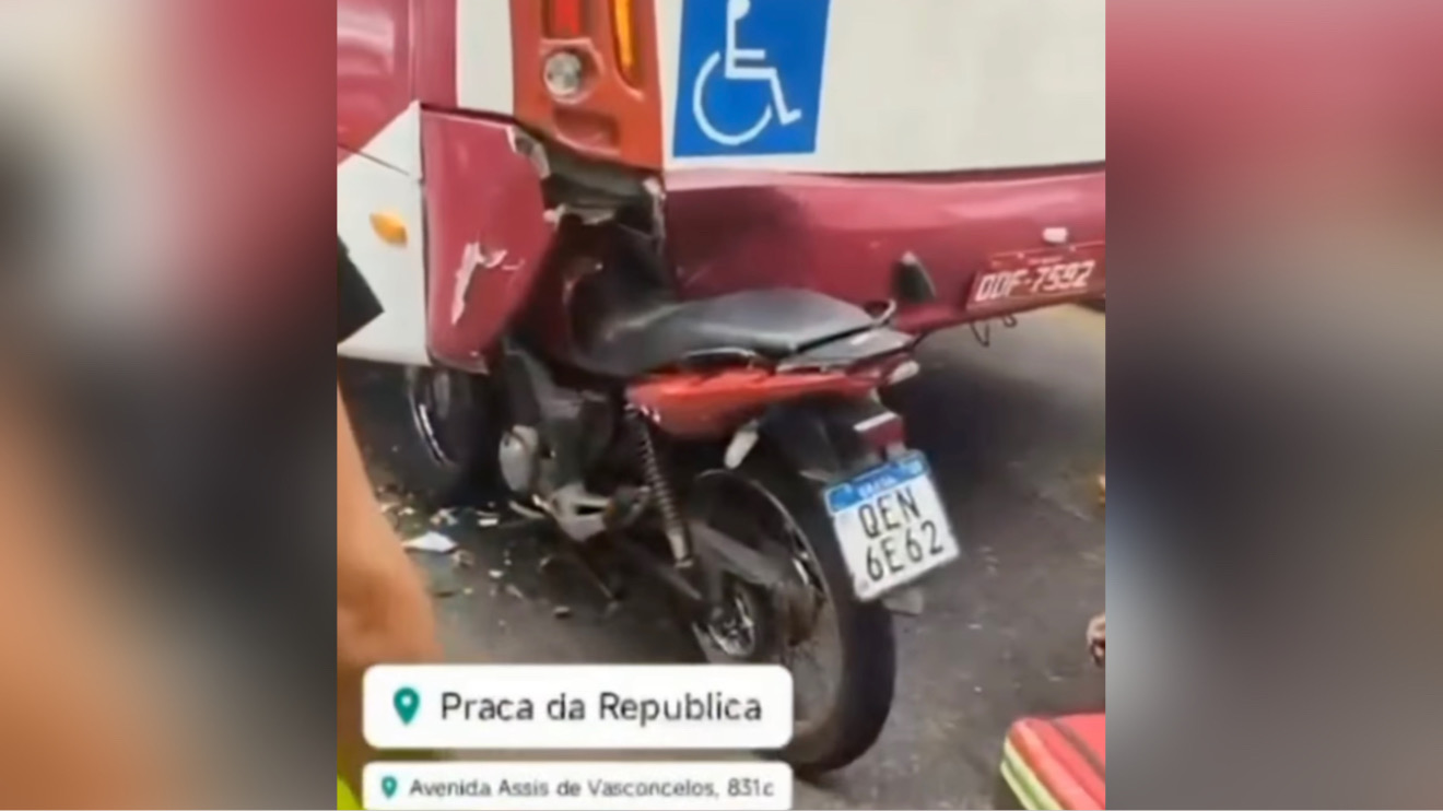 Moto de entregador fica presa em ônibus após colisão no Pará