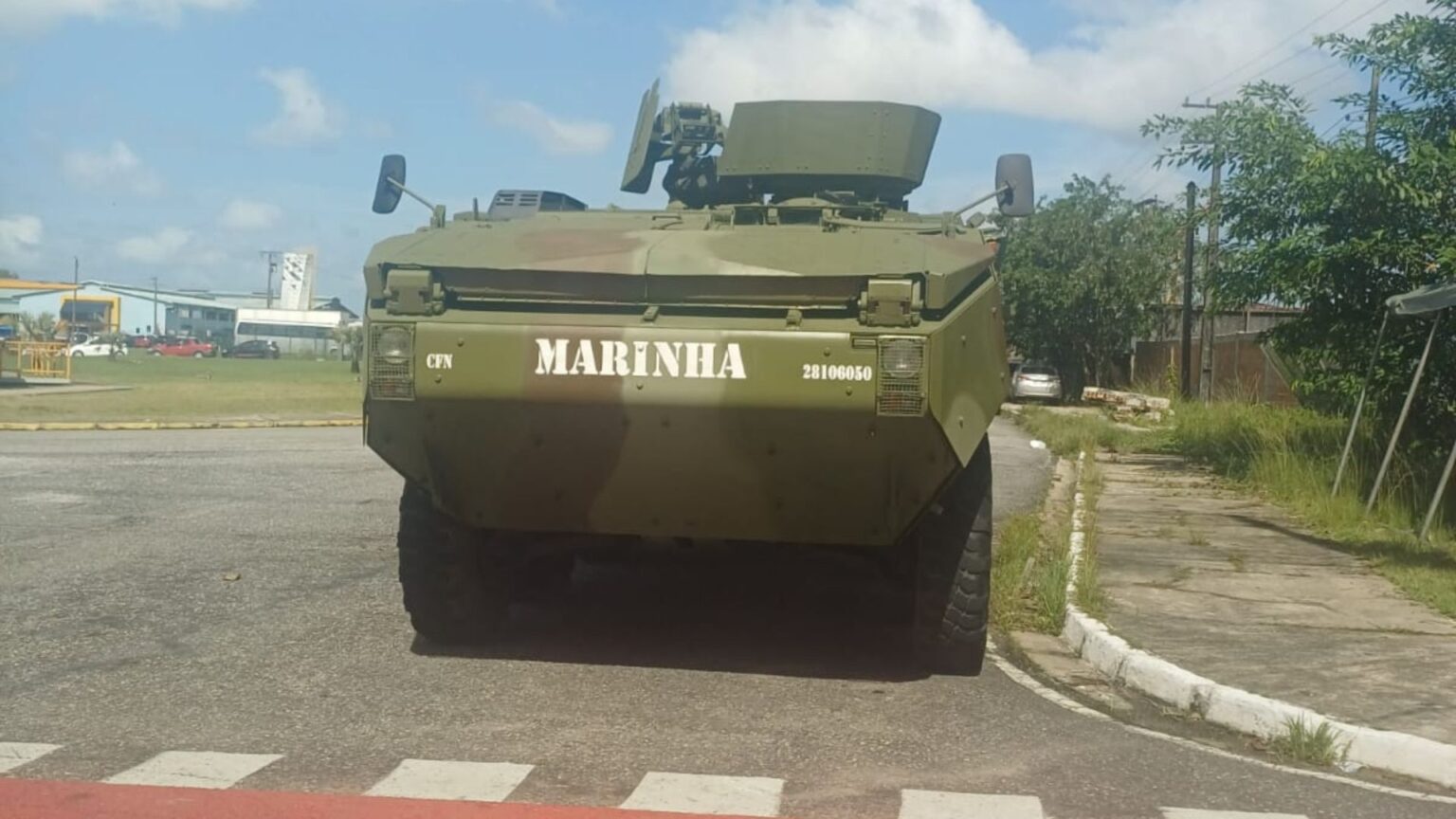 Blindados das Forças Armadas são vistos nas ruas de Belém