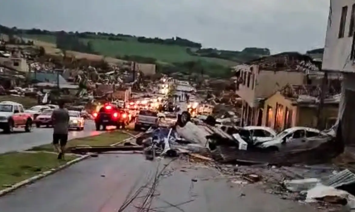 Ciclone causa destruição, deixa 4 mortos e 400 feridos no Paraná