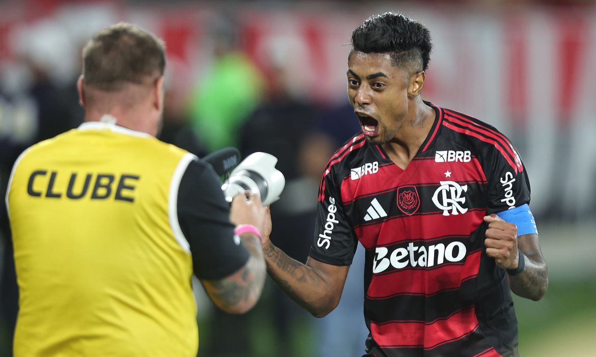 Fla vence, aproveita derrota do Palmeiras e volta a igualar rival