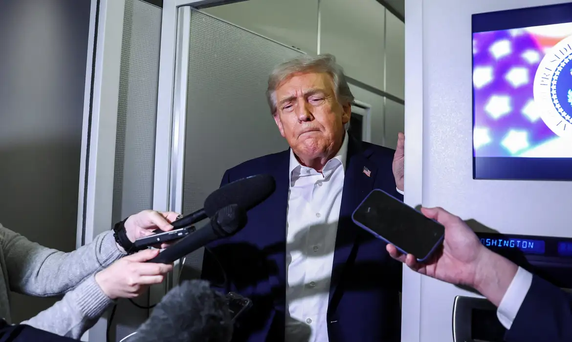Trump diz que EUA podem iniciar conversas com Maduro