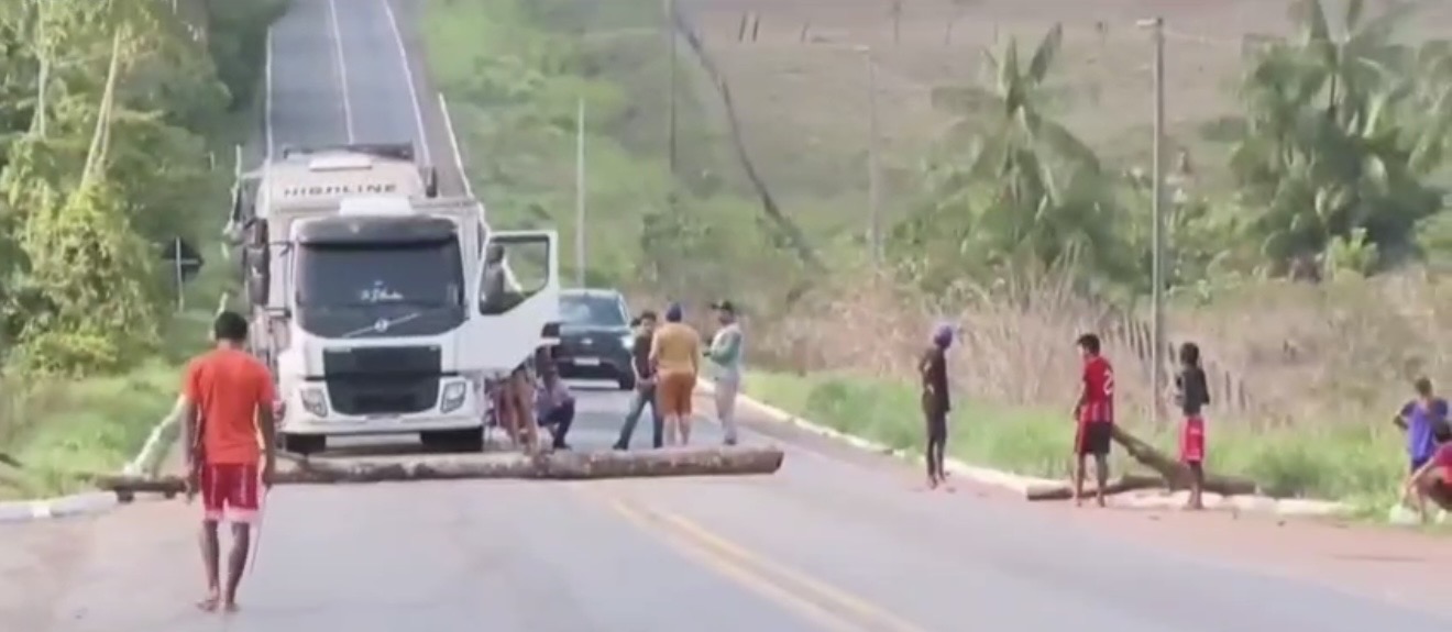 Indígenas bloqueiam BR-153 em protesto contra ponte que liga Pará e Tocantins