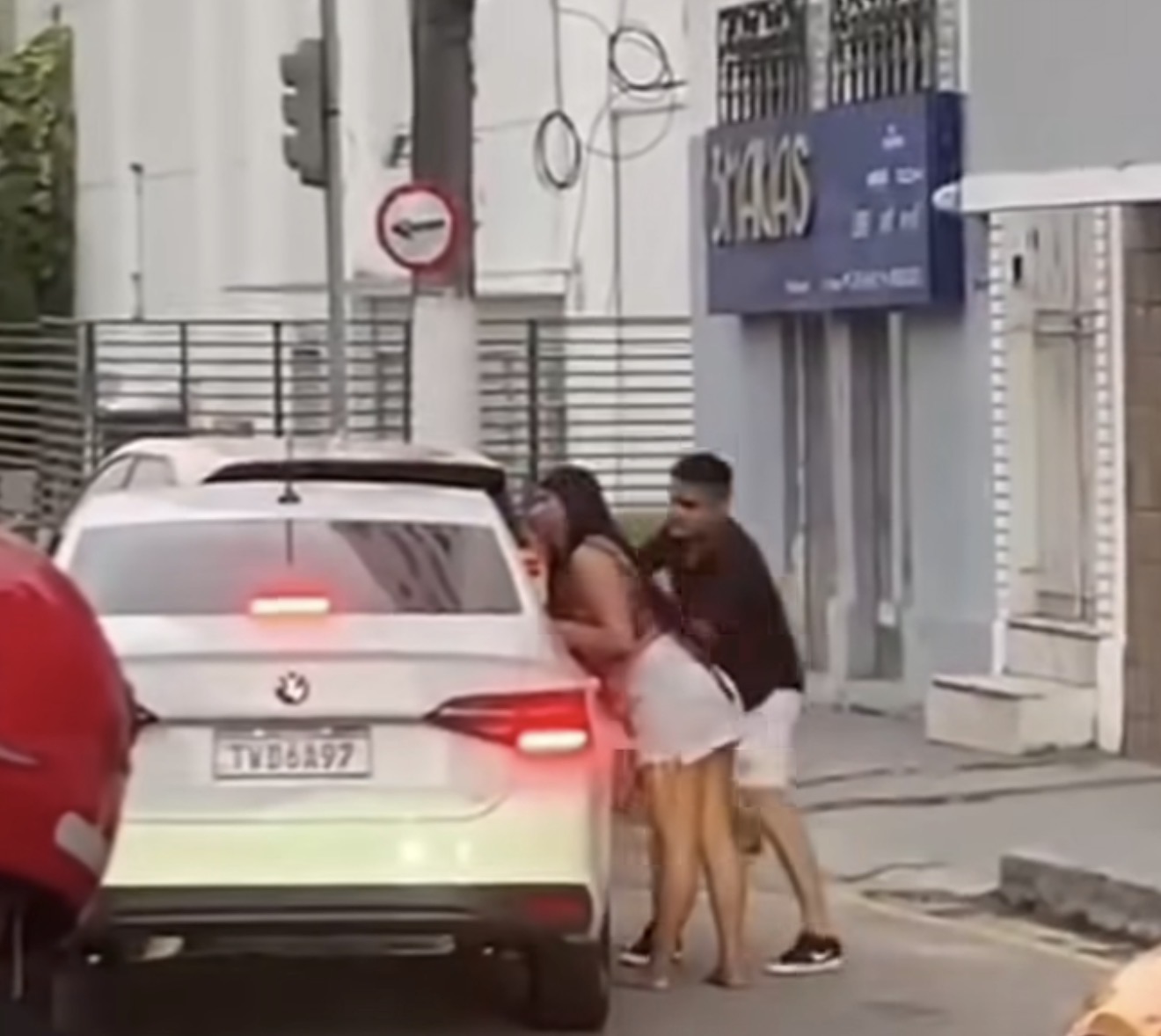 PARÁ: esposa beija outro na frente do marido e web reage: “égua da moleza”
