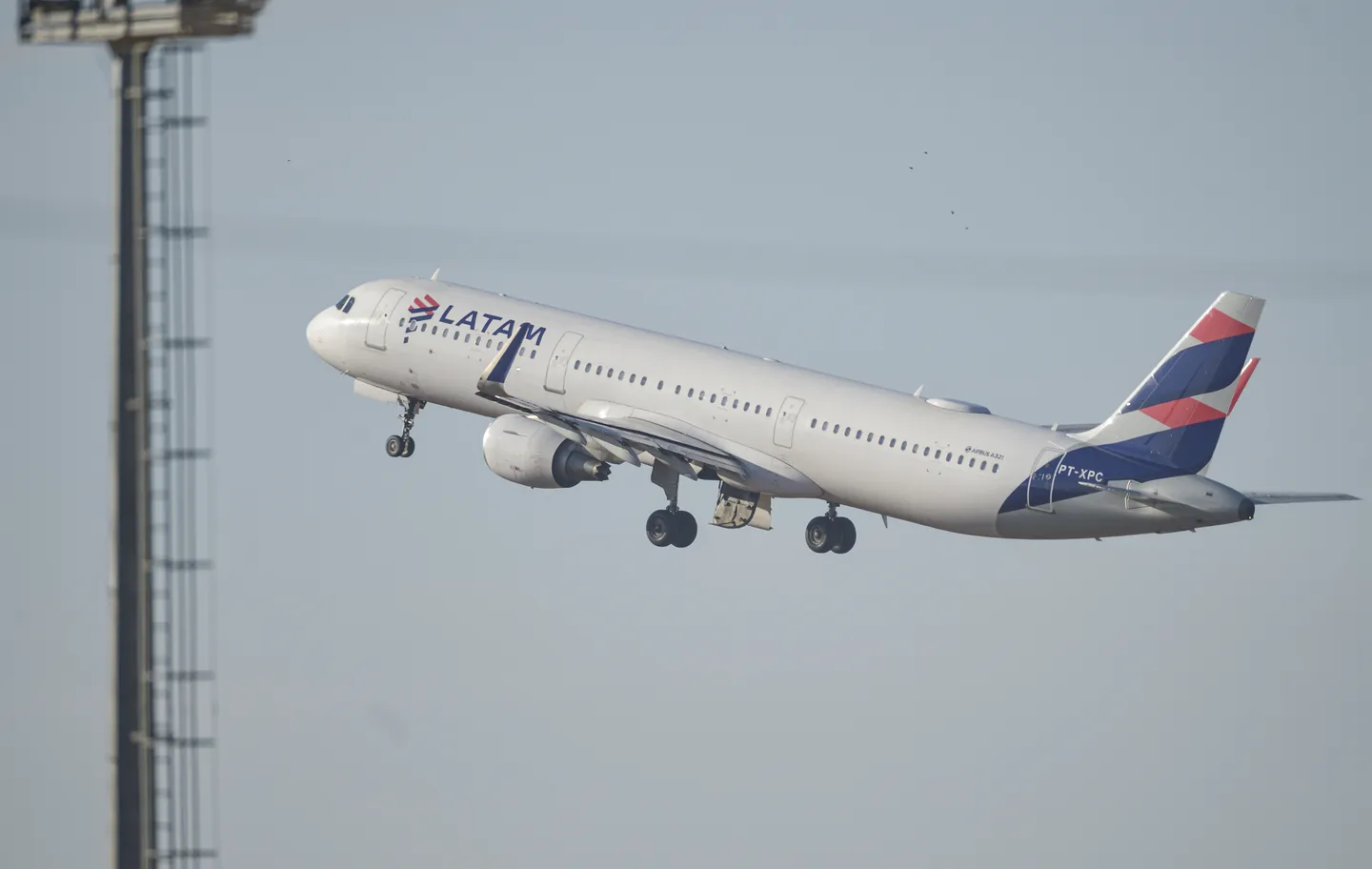 Latam restringe acesso a banheiros de aviões no Brasil e causa grande polêmica