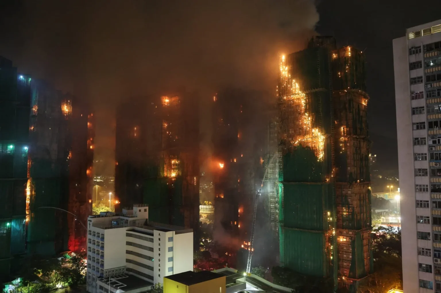 Incêndio em Hong Kong deixa 55 vítimas; buscas continuam