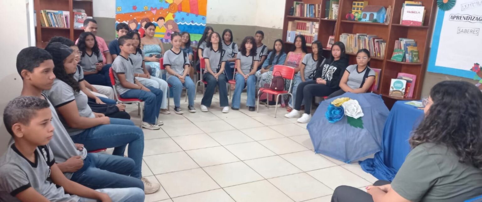 Escritora participa de roda de conversa com estudantes em Marabá