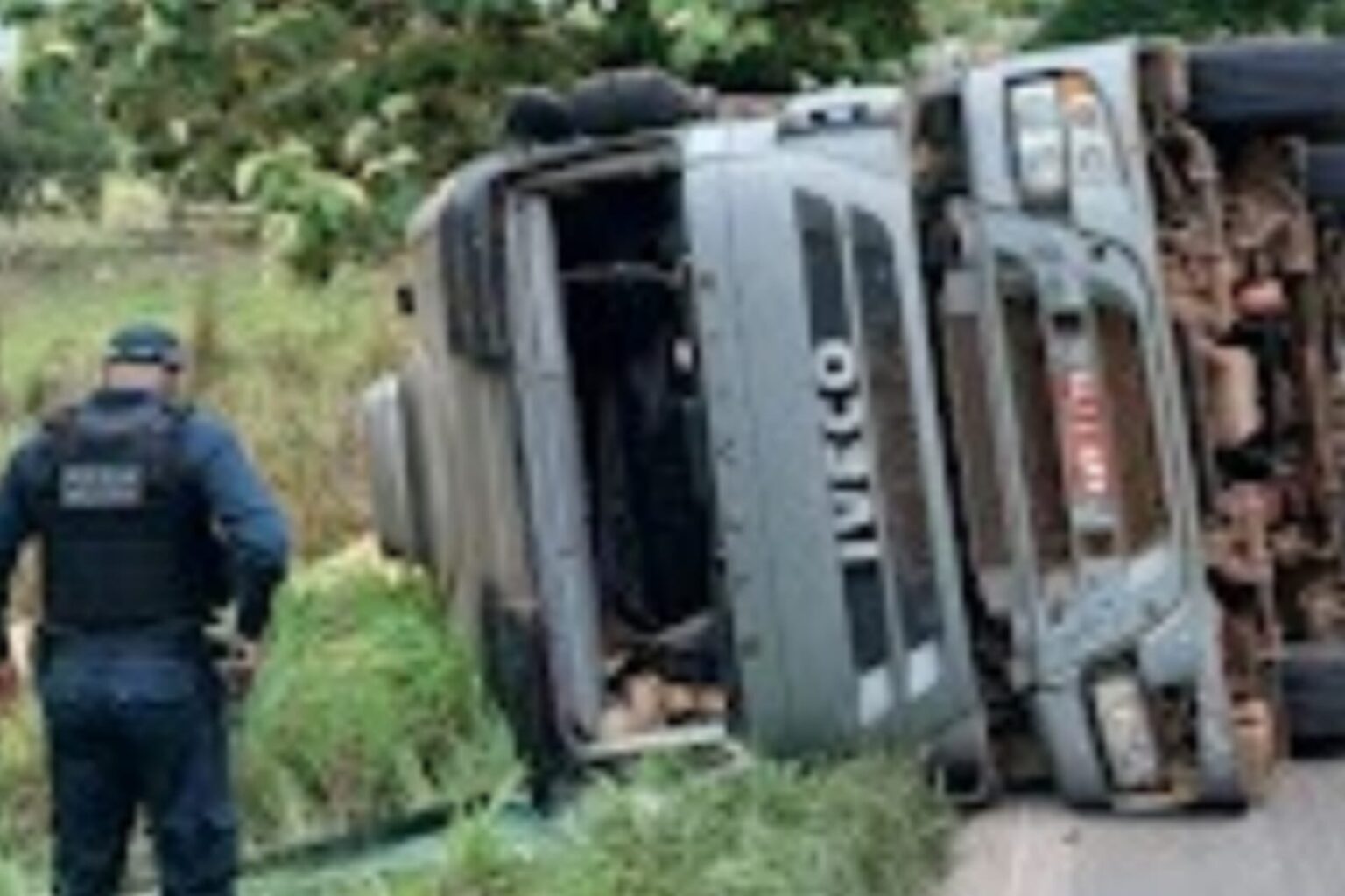 Caminhão tomba na BR-155 entre Rio Maria e Redenção