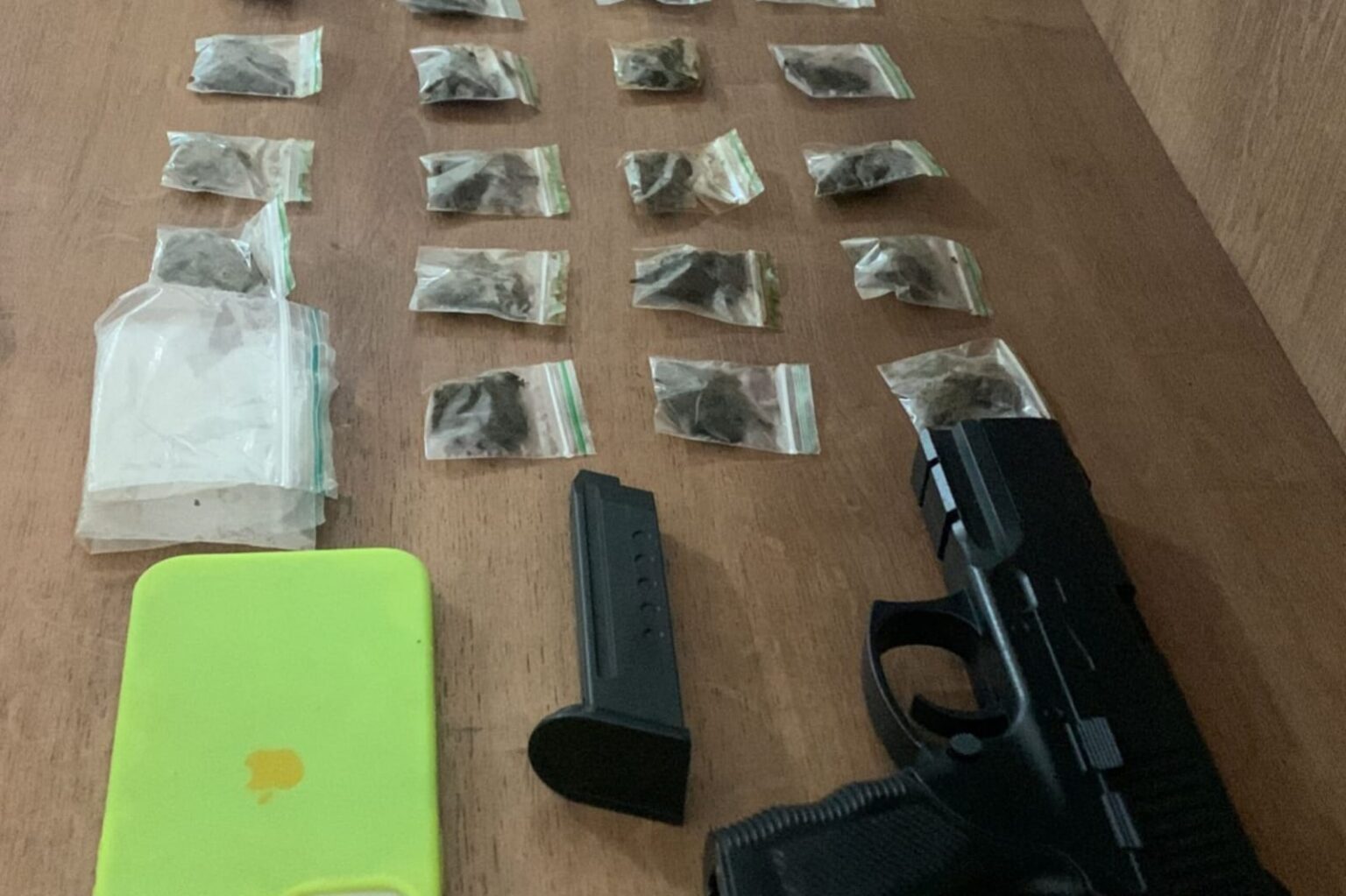 PM apreende drogas e simulacro de arma em Parauapebas