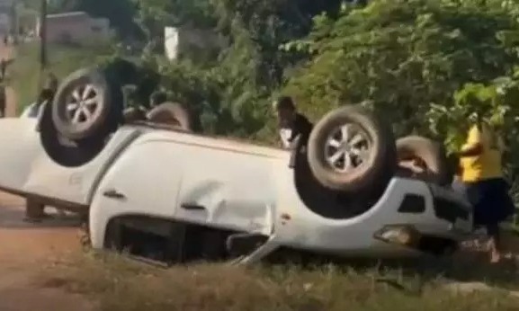 Mulheres escapam sem ferimentos de capotamento de caminhonete em Itaituba