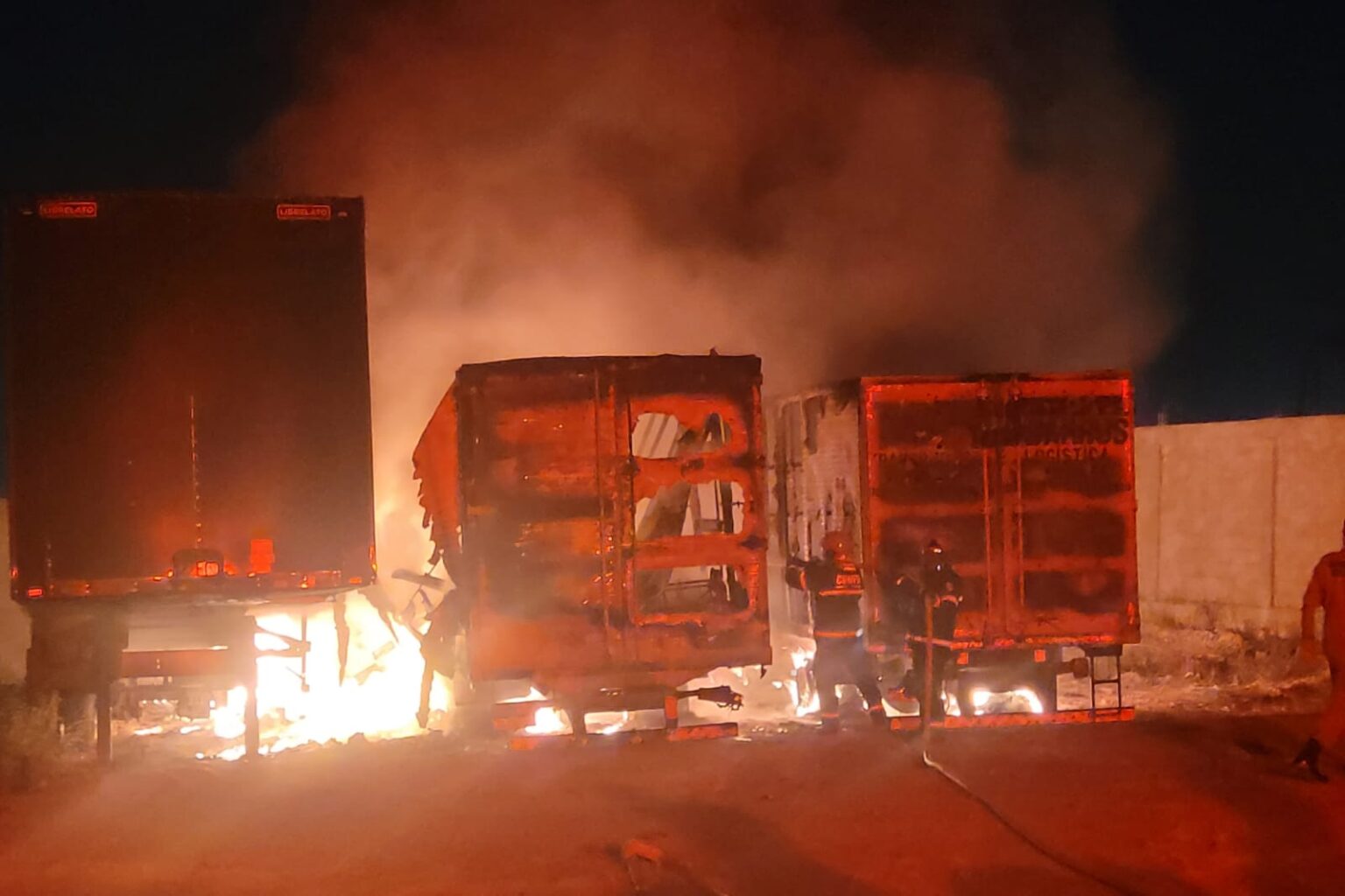 Incêndio destrói garagem e consome caminhões em Marabá