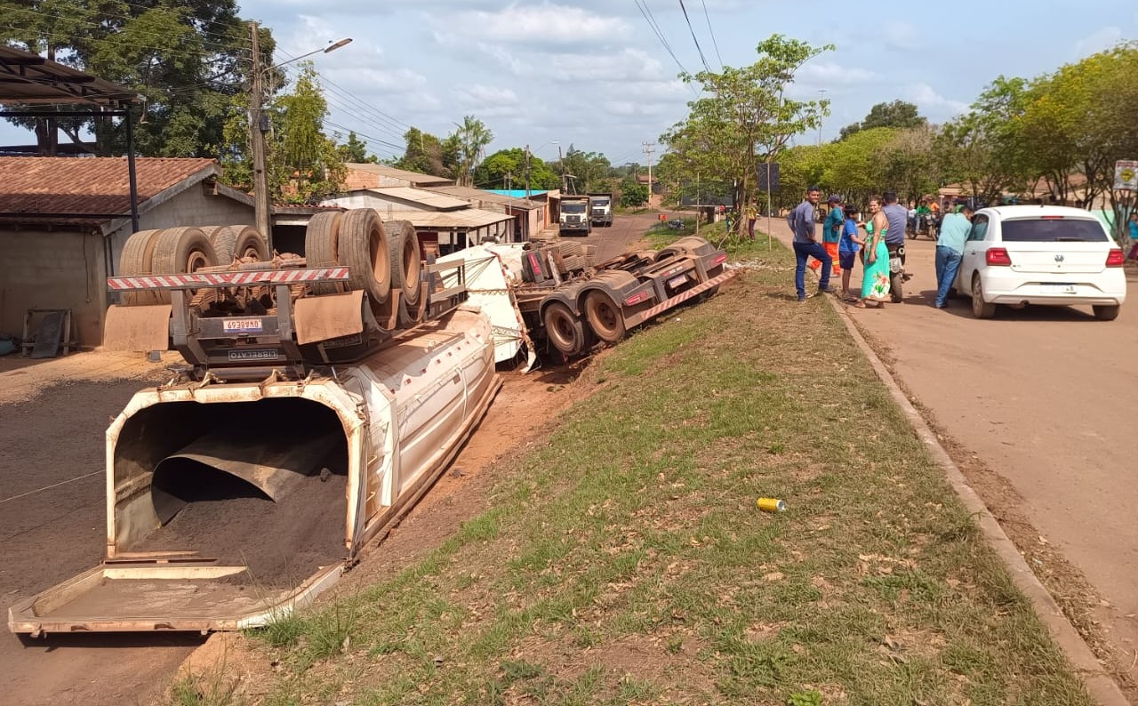 Carreta bitrem tomba após descer ladeira na zona rural de Marabá