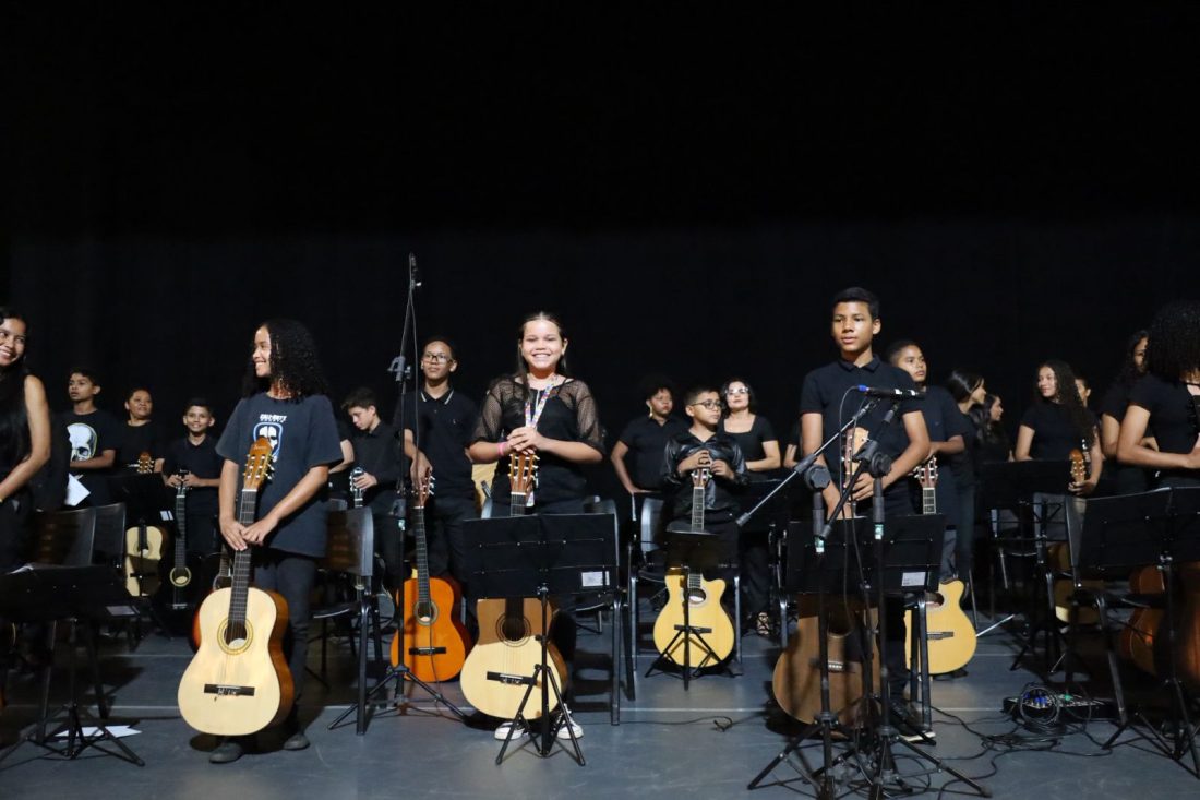 Em Marabá, Orquestra de Violões da Praça da Juventude encanta público no Teatro Municipal