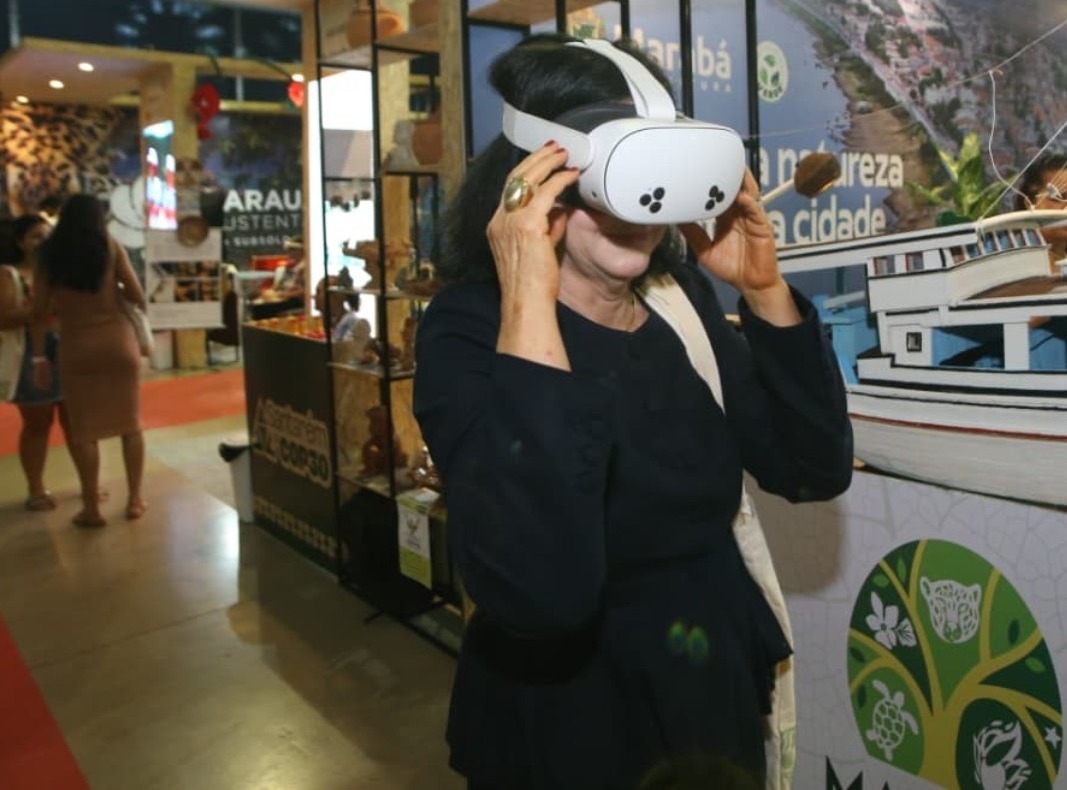 COP 30: Óculos de realidade virtual atraem visitantes e são a grande atração do estande de Marabá
