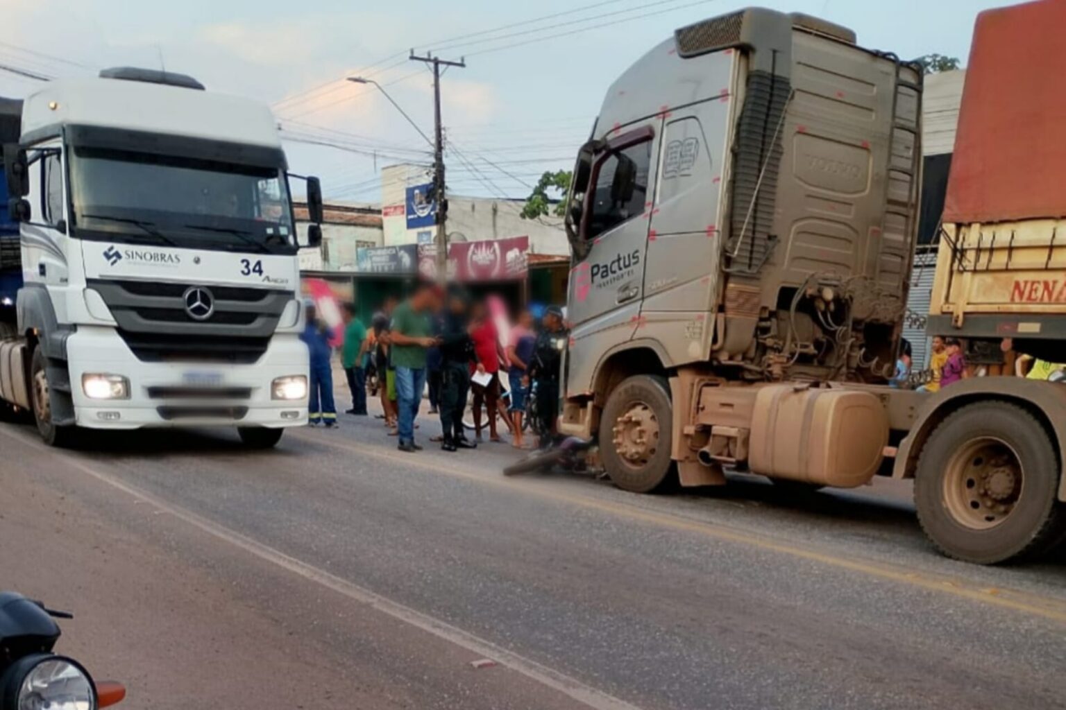 Moto colide contra carreta em Marabá