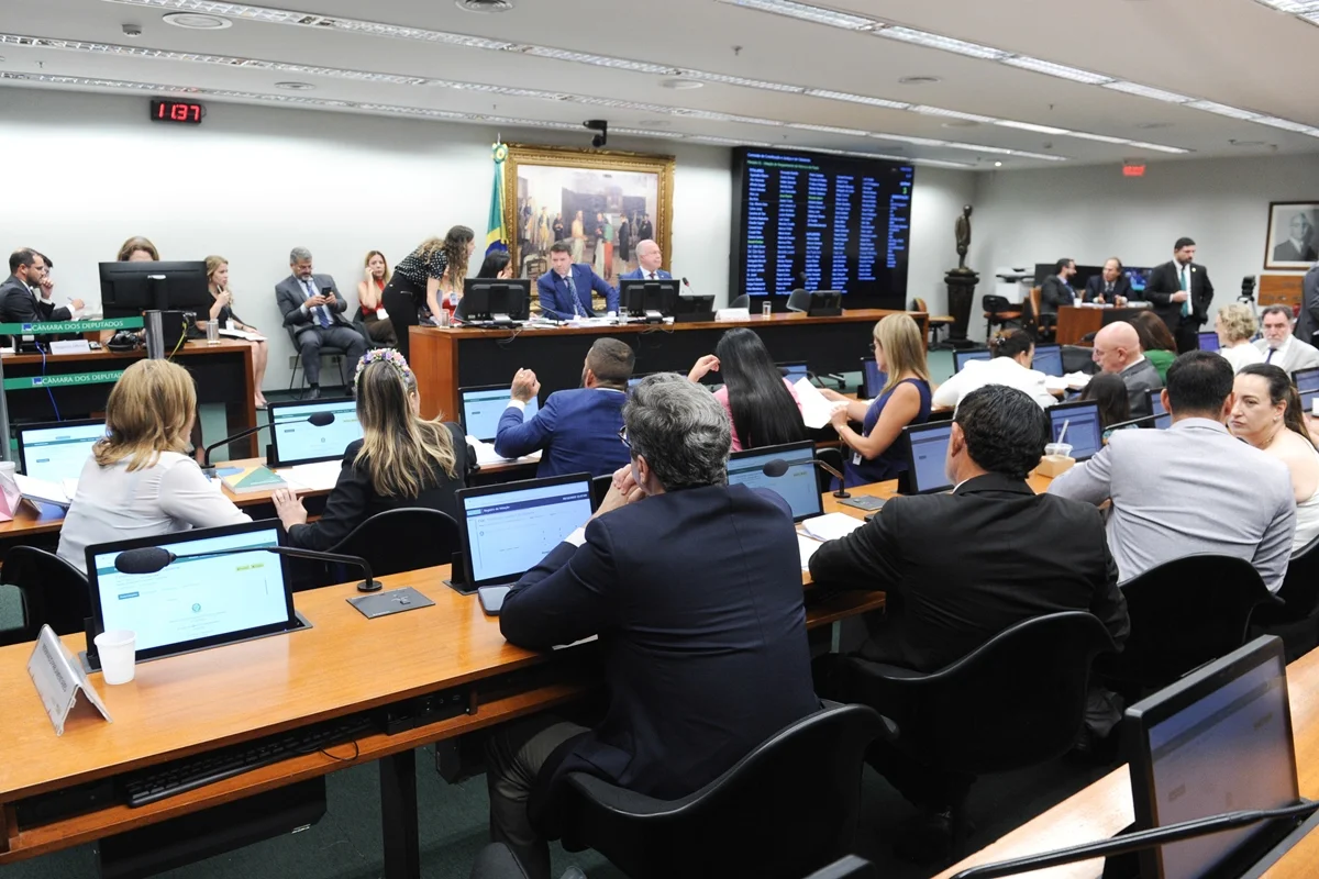 Câmara aprova regra que limita decisões individuais de ministros do STF