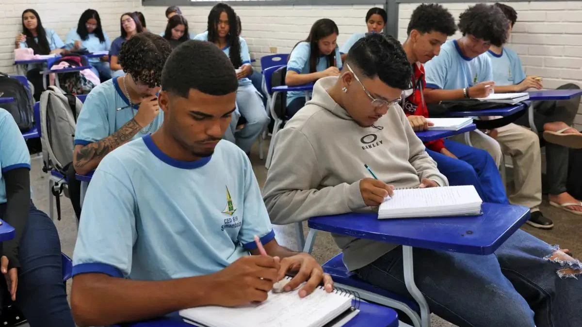 Alunos do Enem 2025 podem receber bônus de R$ 200 pelo Pé-de-Meia