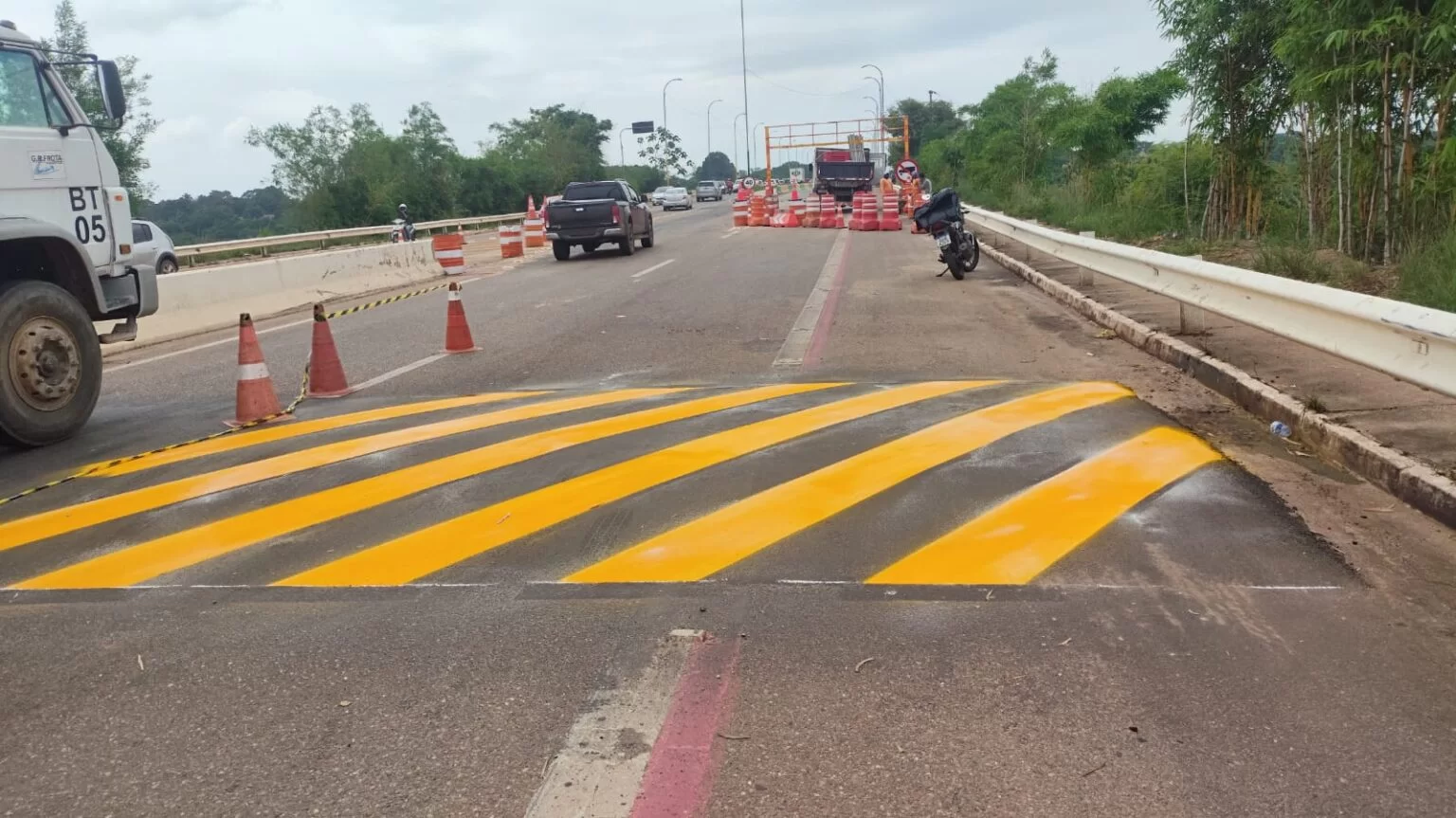 Após sete pórticos derrubados, DNIT instala lombada e admite falhas na sinalização da ponte