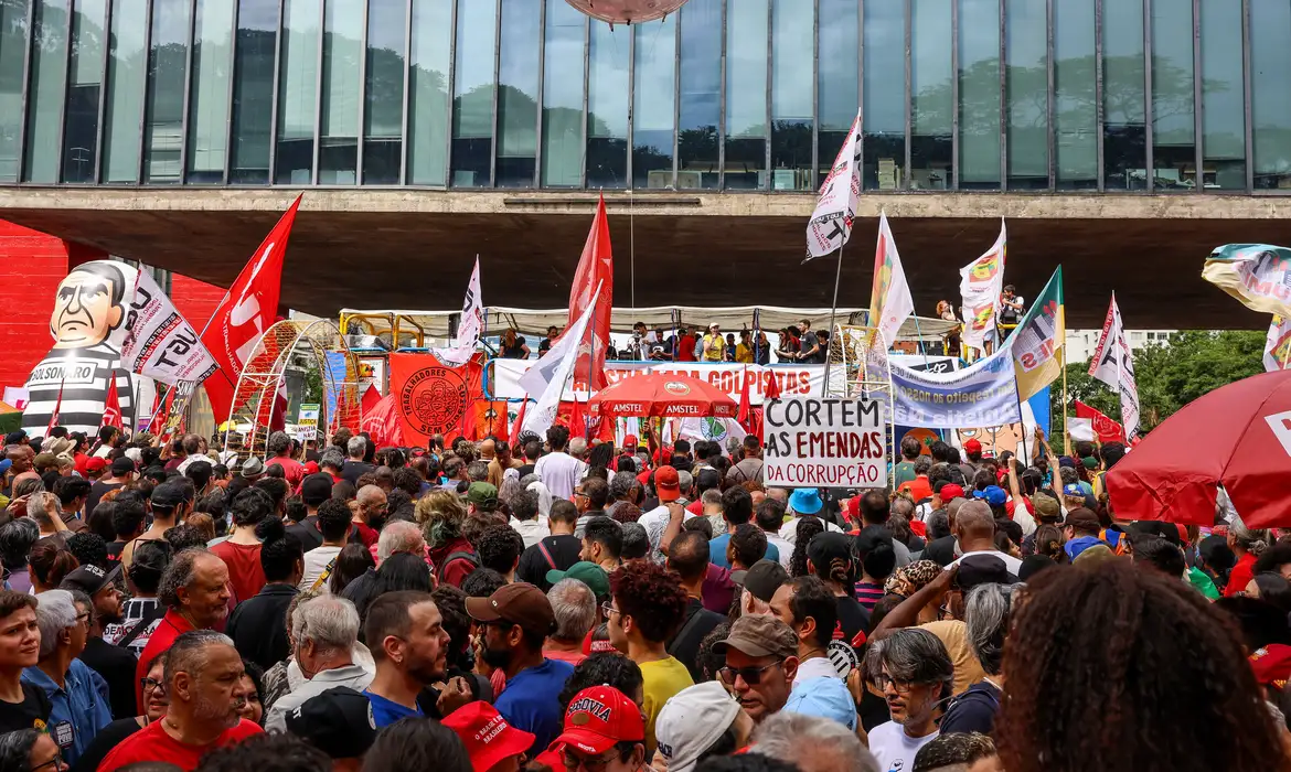 Em várias capitais, manifestantes vão às ruas contra PL da Dosimetria