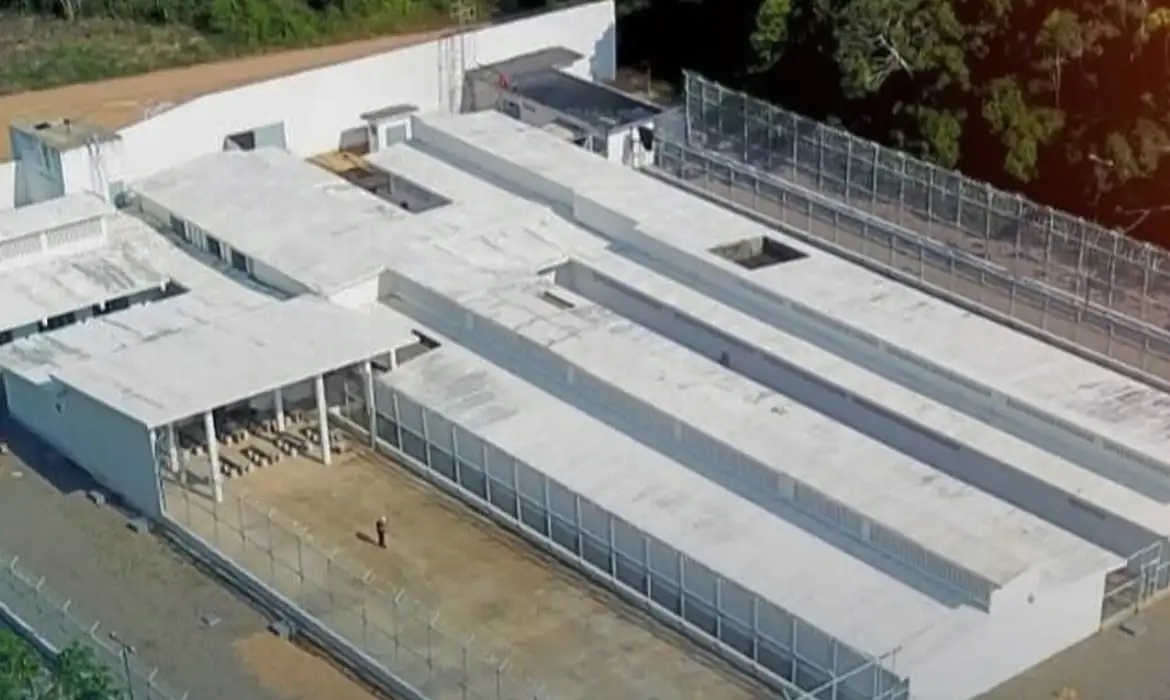 Autoridades procuram 12 foragidos de penitenciária no Amazonas