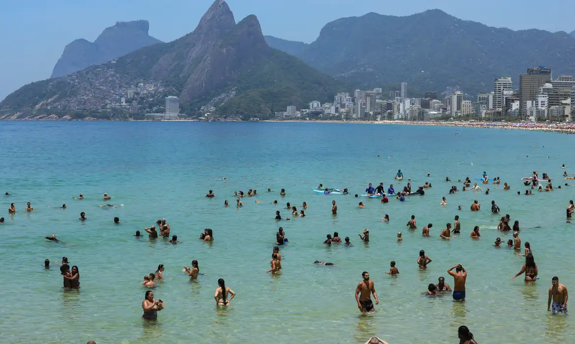 Bombeiros resgatam corpo de piloto de avião que caiu no mar