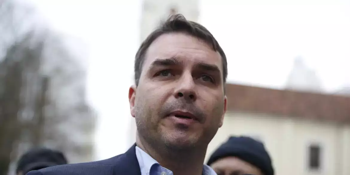Flávio Bolsonaro é indicado pelo pai como candidato do PL em 2026