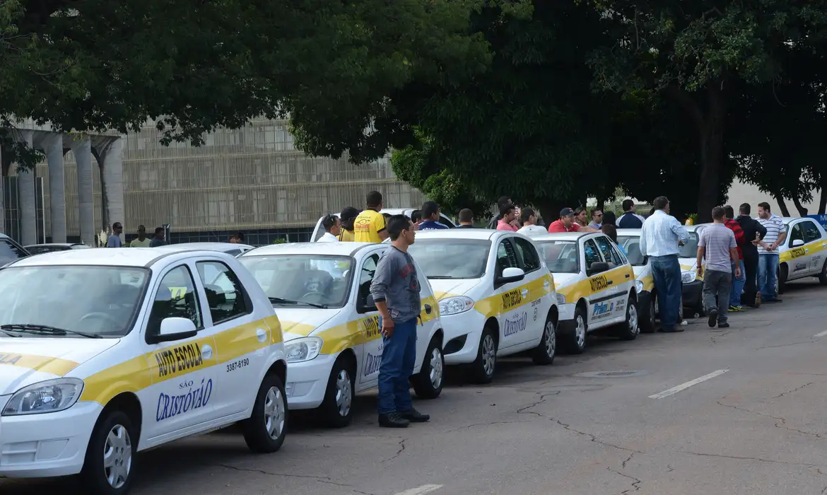 Mudança na CNH força autoescolas a cortar preços e criar novos pacotes