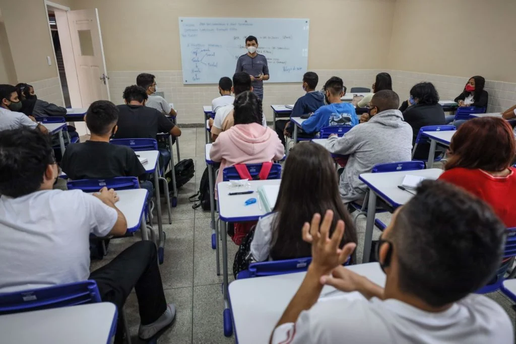 Professores da rede pública vão receber bônus de R$ 2,1 mil – veja quem tem direito