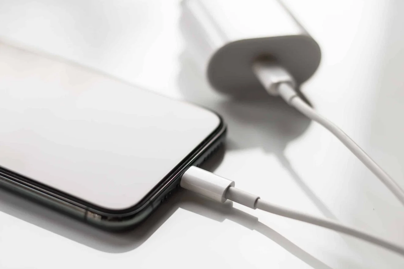 Justiça decide: Apple não é obrigada a incluir carregador no iPhone