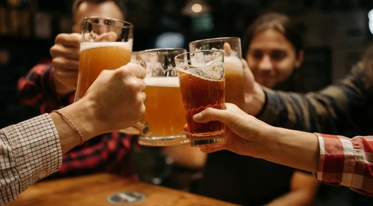 Beber álcool em excesso eleva risco de AVC precoce e com desfechos graves