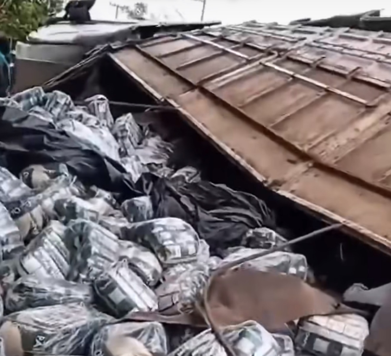 Caminhão carregado de arroz perde freio, colide com van e tomba em Tucuruí