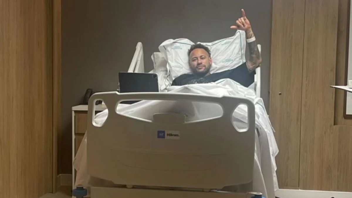 Neymar faz cirurgia no joelho em Belo Horizonte