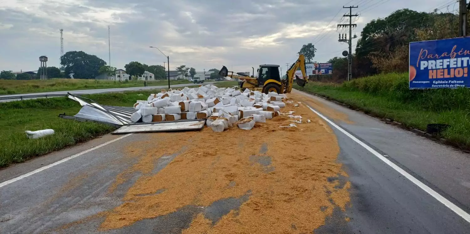 Acidente com carreta deixa carga espalhada na BR-316, no nordeste do Pará